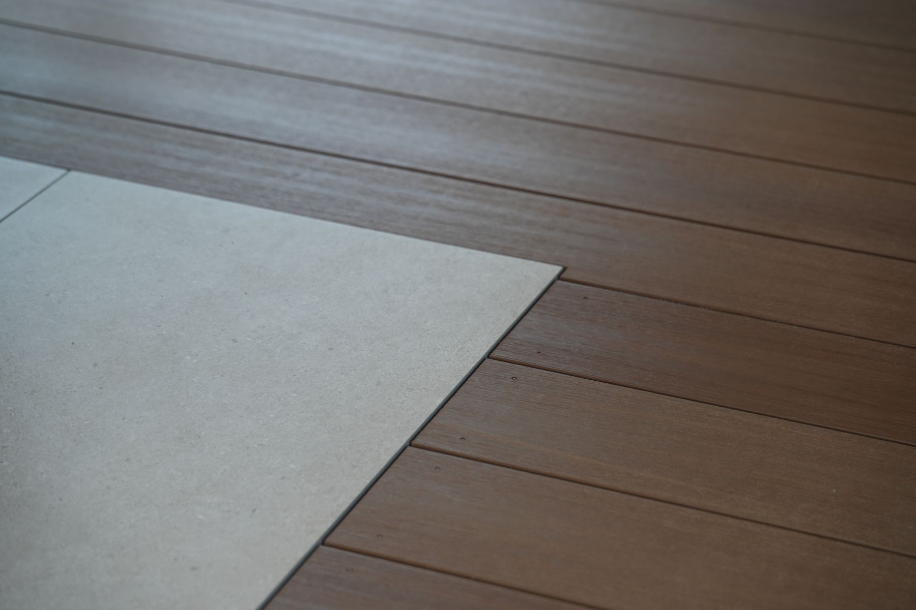 Composite decking level with adjacent slab